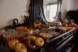 een buffet van verschillende soorten brood en gebak bij Il Peschiciano in Peschici