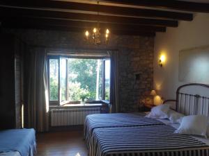 ein Schlafzimmer mit zwei Betten und einem Fenster in der Unterkunft Posada Las Mañanitas in Cóbreces