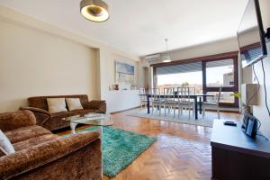sala de estar con sofá y mesa en LV Premier Apartments Clerigos-RE2, en Oporto