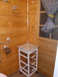 a cabin with a small table in the corner at Casa Delle Rose, struttura con parcheggio privato in Porto Cesareo +31 photos