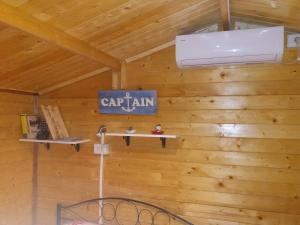 a room with a sign on the wall of a cabin at Casa Delle Rose, struttura con parcheggio privato in Porto Cesareo