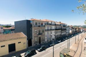 uma vista para uma rua da cidade com edifícios e carros em LV Premier Apartments Clerigos-RE2 em Porto