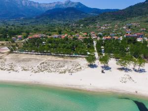 een luchtzicht op een strand met een resort bij Nikolas Studios in Chrysi Ammoudia