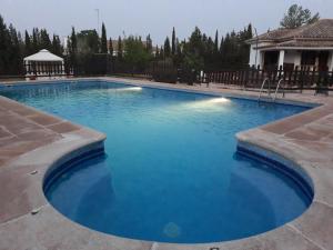 una gran piscina de agua azul en Casa rural Alavesa en Argamasilla de Alba