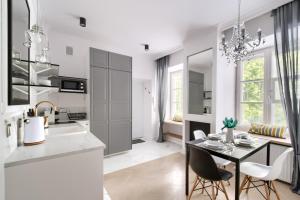 kuchnia ze stołem i jadalnią w obiekcie Marta Old Town Apartment w Warszawie