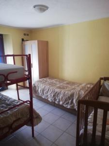 een slaapkamer met 2 bedden en een stapelbed bij Casa Elisa in Doues