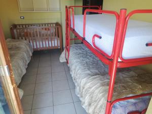 2 Etagenbetten in einem Zimmer mit Fliesenboden in der Unterkunft Casa Elisa in Doues