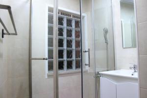 ポルトにあるFullHouse Portoのバスルーム(シャワー、シンク付)