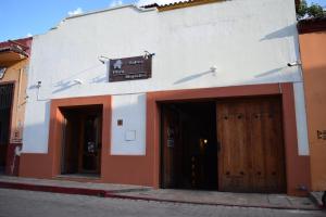 un edificio blanco y naranja con dos puertas en Plaza Magnolias, en San Cristóbal de Las Casas