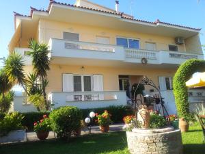 a house with plants in front of it at Finikes Studios in Oreoi