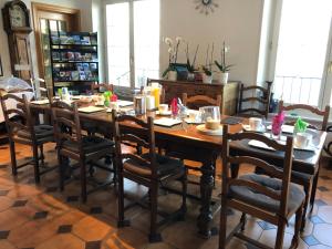 Corseaux Beach rooms-Riviera Beach apartments餐厅或其他用餐的地方