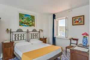 Postel nebo postele na pokoji v ubytování Hotel Torre Dei Borboni + 37 fotografií