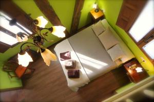 an overhead view of a bedroom with a bed and lights at Casa Senderuela in Panzares