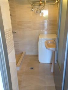A bathroom at Τhe Sunny Apartments