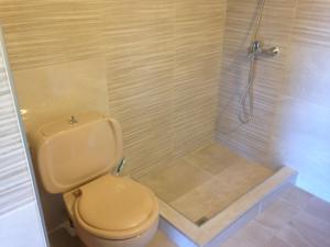 A bathroom at Τhe Sunny Apartments Még 37 kép