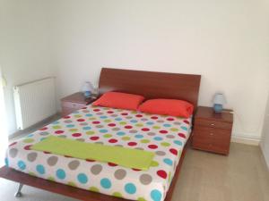 A bed or beds in a room at Τhe Sunny Apartments