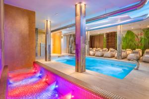 una piscina en un hotel con sala de estar en Marina Palace Hotel 4 stelle S, en Caorle