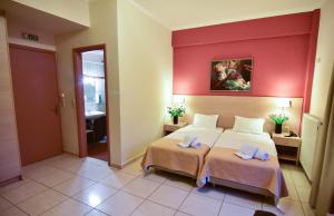 una camera con un grande letto e una parete rossa di Iridanos ad Antikyra