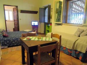 um quarto com uma cama, uma mesa e uma sala de jantar em Studio Apartment with garden and free parking em Giardini Naxos