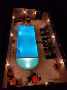 una habitación con mesas y sillas y vistas a la piscina. en Select Hôtel en Morondava