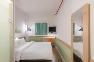מיטה או מיטות בחדר ב-ibis budget Sao Bernardo do Campo