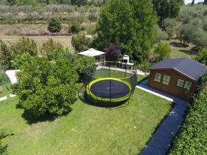 een uitzicht op een tuin met een trampoline bij Appartamenti Alice in Lazise