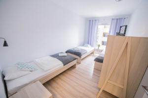 een slaapkamer met twee bedden en een raam bij MSapartamenty Centrum in Poznań