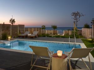 阿里克斯的住宿－Maritimus Excelsior，一个带桌椅的海洋游泳池