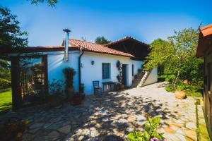 a white house with a pathway in front of it at Casa Candelas in Lugo de Llanera