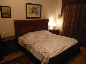 Un pat sau paturi într-o cameră la Sayat-Nova 2