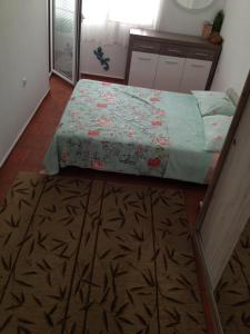 ein Schlafzimmer mit einem Bett und einem Teppich in der Unterkunft Apartment Sinchets in Warna