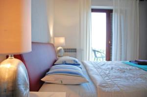 ein Schlafzimmer mit einem Bett mit Kissen darauf in der Unterkunft Spacious Apartment in quiet surrounding in Ičići