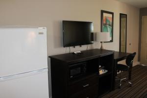 TV a/nebo společenská místnost v ubytování Quality Inn & Suites Port Arthur - Nederland