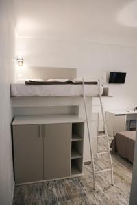 マルゲリータ・ディ・サヴォイアにあるAlta Mareaのベッドルーム(二段ベッド1組、デスク付)