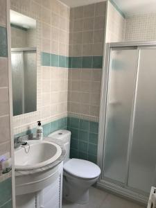 ein Badezimmer mit Toilette, Waschbecken und Dusche in der Unterkunft San Francisco's House in Medina-Sidonia + 28 Fotos