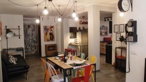 A kitchen or kitchenette at The black dog house