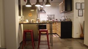 A kitchen or kitchenette at The black dog house