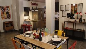 A kitchen or kitchenette at The black dog house