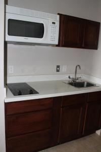 Kuchyň nebo kuchyňský kout v ubytování Quality Inn & Suites Port Arthur - Nederland