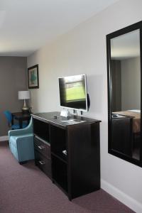 TV a/nebo společenská místnost v ubytování Quality Inn & Suites Port Arthur - Nederland