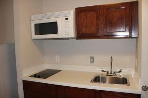 Kuchyň nebo kuchyňský kout v ubytování Quality Inn & Suites Port Arthur - Nederland