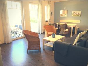 a living room with a couch and chairs and a table at Ferienwohnung Strandhafer - nur 300m vom Meer in Kühlungsborn