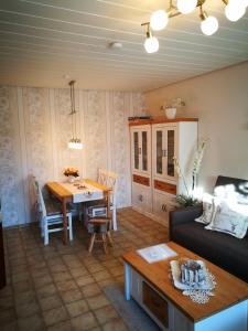 ein Wohnzimmer mit einem Tisch und einem Sofa in der Unterkunft Feriendomizil-Sauerland FeWo 2 in Medebach