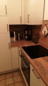 eine Küche mit weißen Schränken und einer Arbeitsplatte in der Unterkunft Feriendomizil-Sauerland FeWo 2 in Medebach