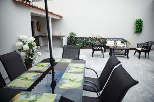 Restoran või mõni muu söögikoht majutusasutuses Seaside Azores Villa with natural pool, terrace & barbecue