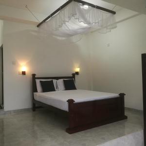 a bed with white sheets and pillows in a room at Viewfront Ella in Ella