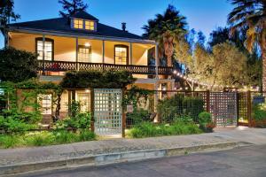 索诺玛简易别墅313公寓式酒店的有栅栏的房子