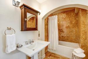 a bathroom with a sink and a shower at Bungalows 313 in Sonoma