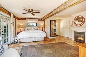 um quarto com uma cama e uma lareira em Bungalows 313 em Sonoma