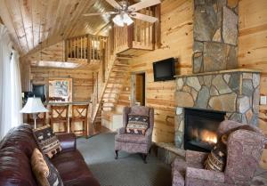 Et opholdsområde på Rock Crest Lodge & Cabins